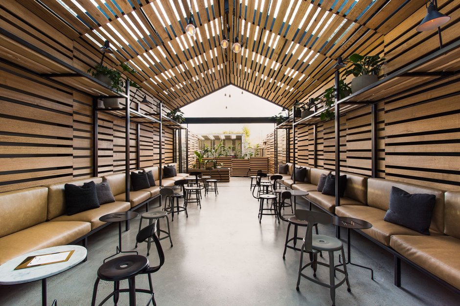 Деревянный интерьер кафе