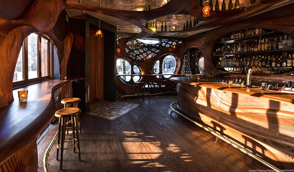 Деревянный интерьер бар