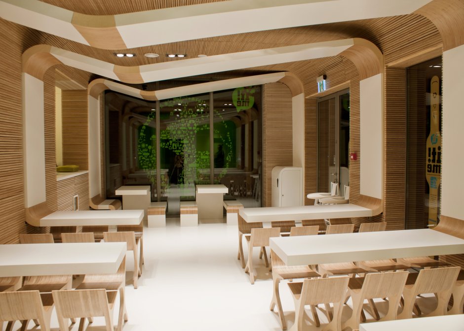 Ресторан с деревом посередине зала