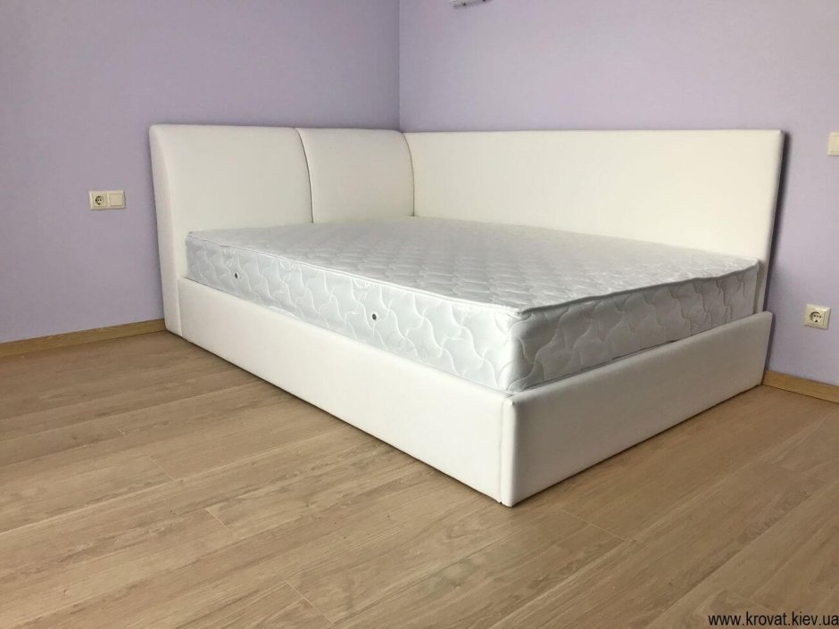 Двуспальная кровать с боковой спинкой