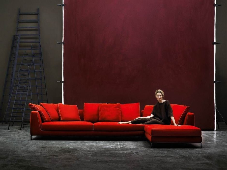 Длинный красный диван