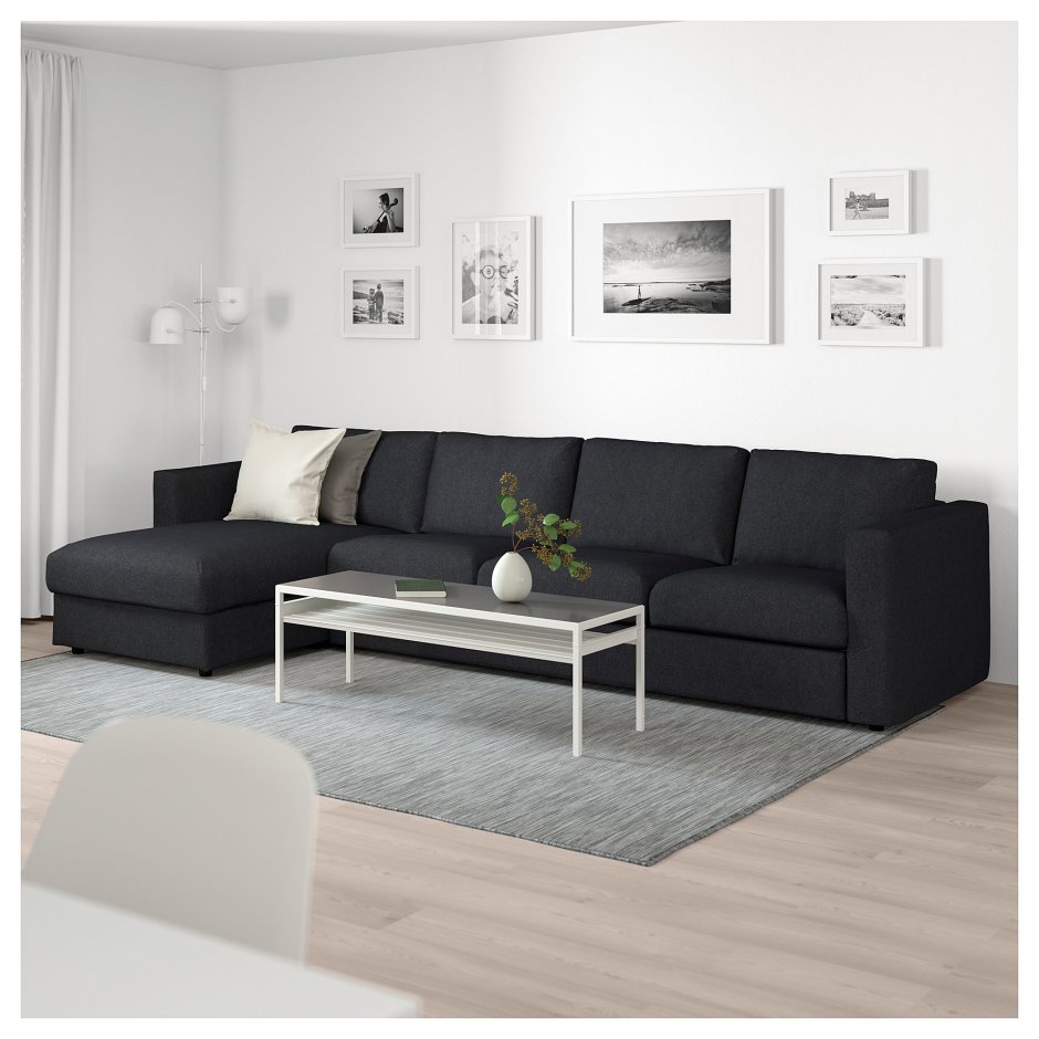 Диван в белой комнате