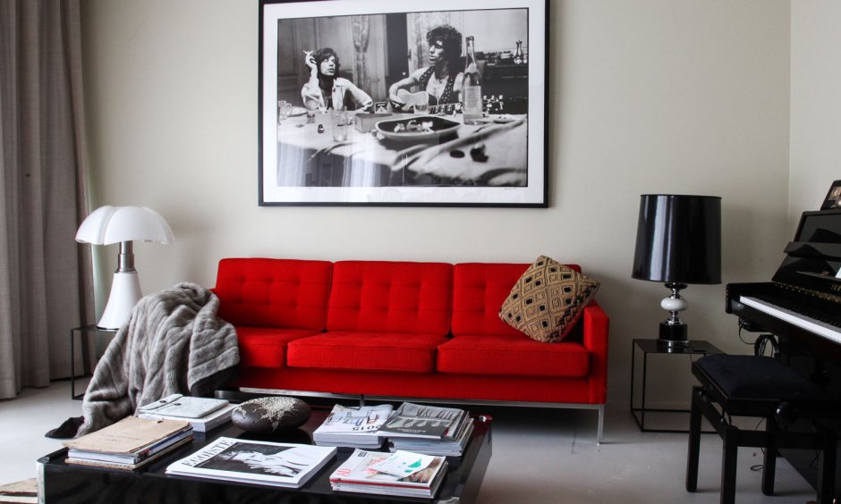 Дизайн мужской комнаты с красным диваном