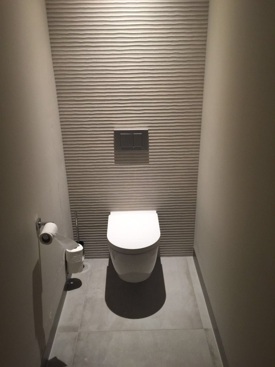 Маленький туалет в современном стиле