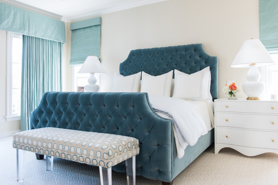 Голубая кровать с мягким изголовьем в интерьере спальни