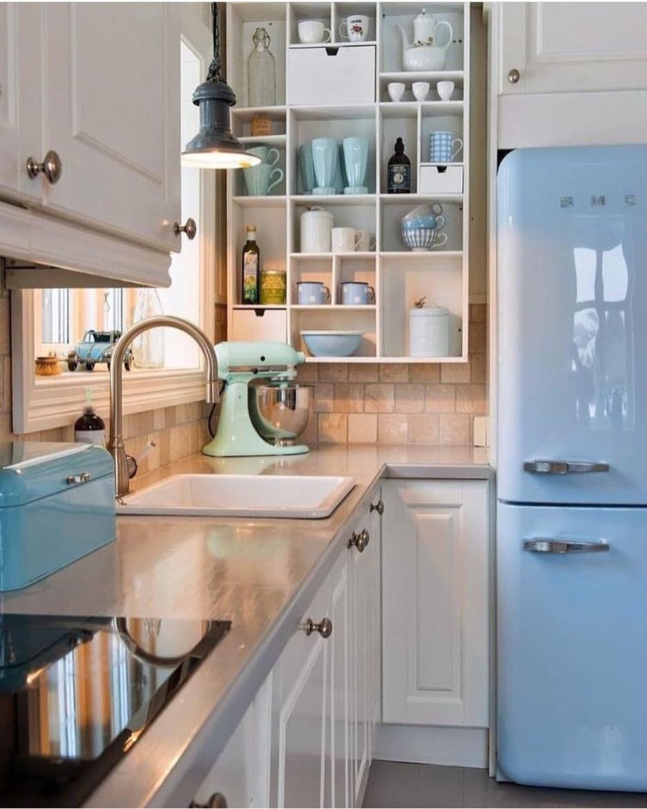 Кухня с голубым холодильником