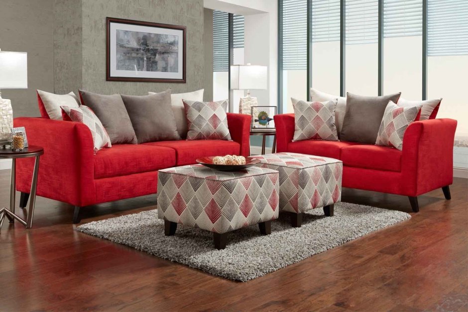 Красный диван с подушками