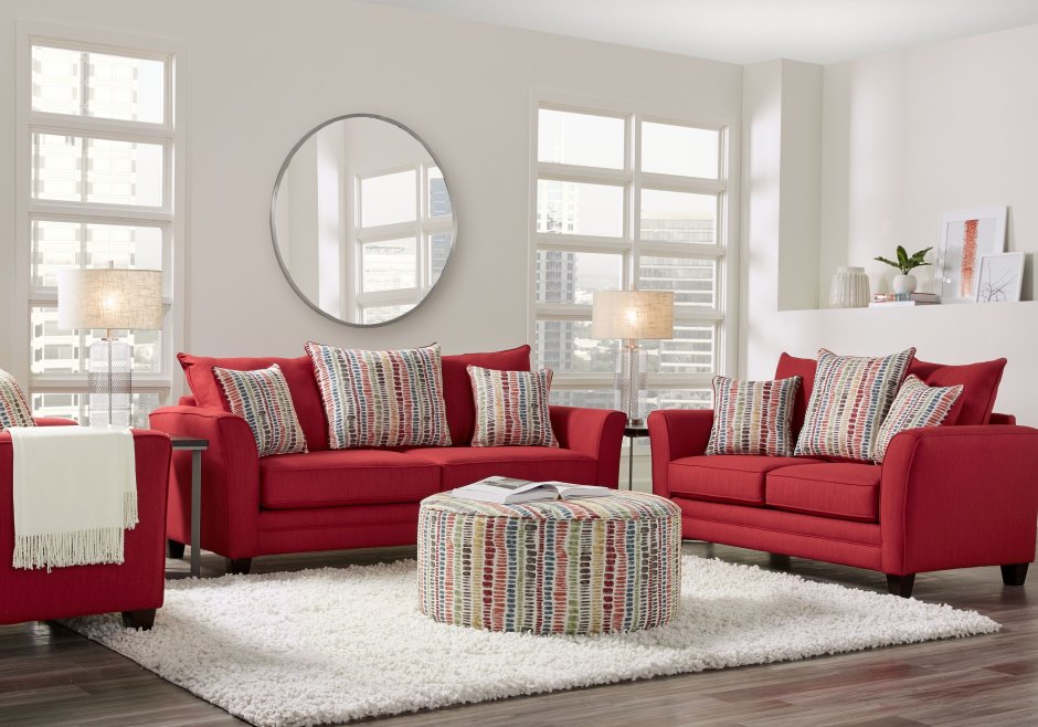 Белая комната с красным диваном