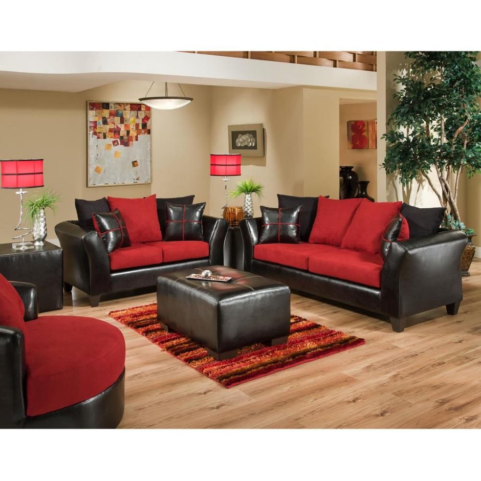 Красный дивана к коричневой мебели