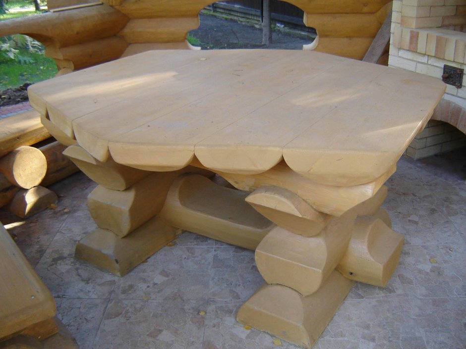 Рубленный стол из бревна