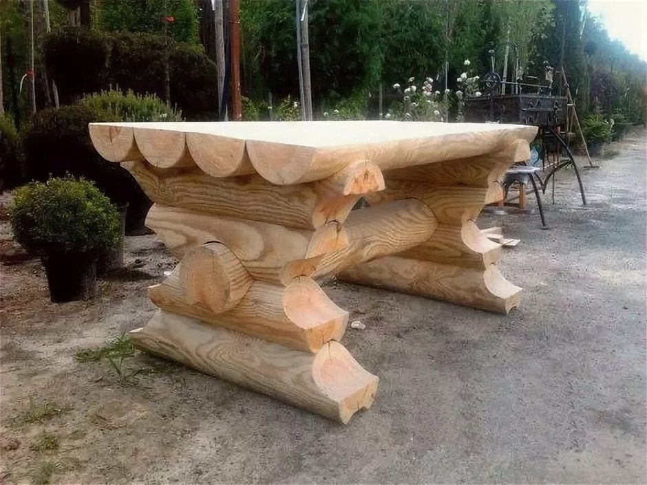 Деревянный стол из бревна