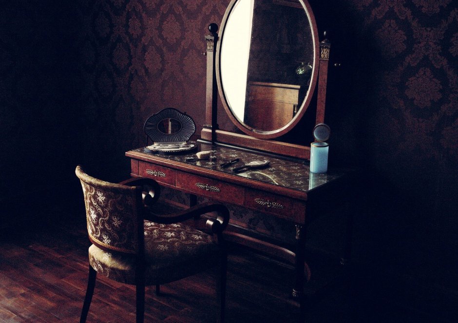 Старинное трюмо с зеркалом