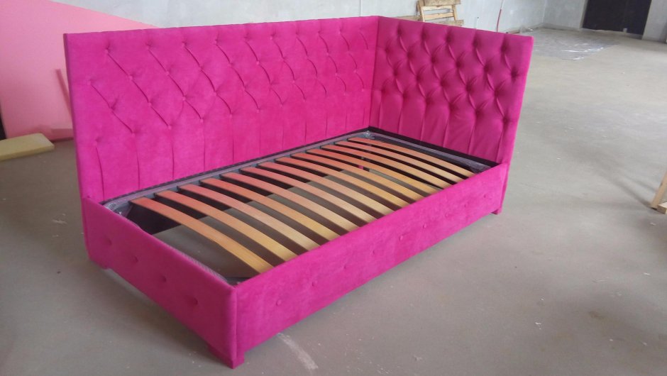 Угловая мягкая кровать для девочки