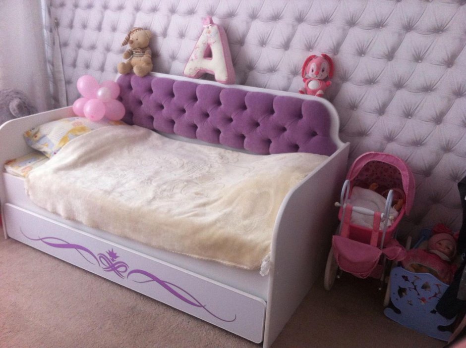 Кровать для девочки с мягким изголовьем
