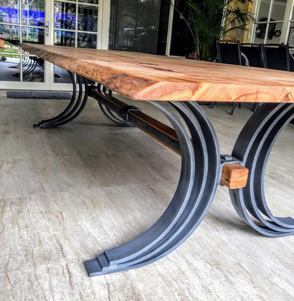 Необычные столы из металла