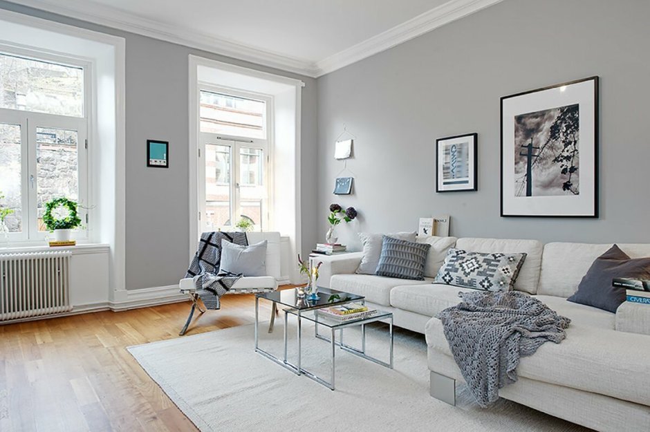 Гостиная с серыми стенами