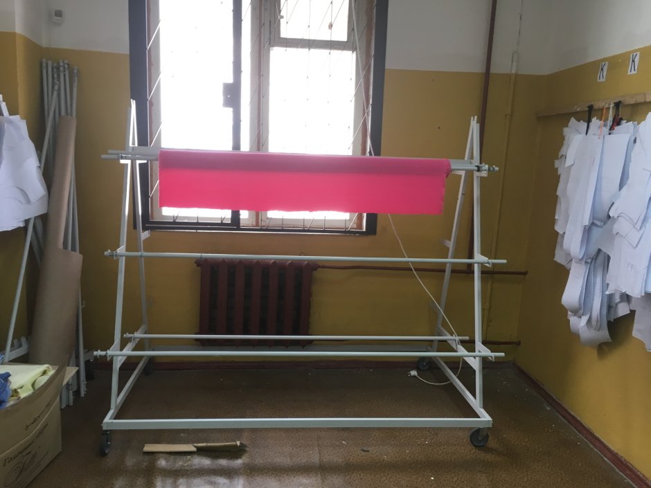 Размотка для рулонов ткани на раскройный стол