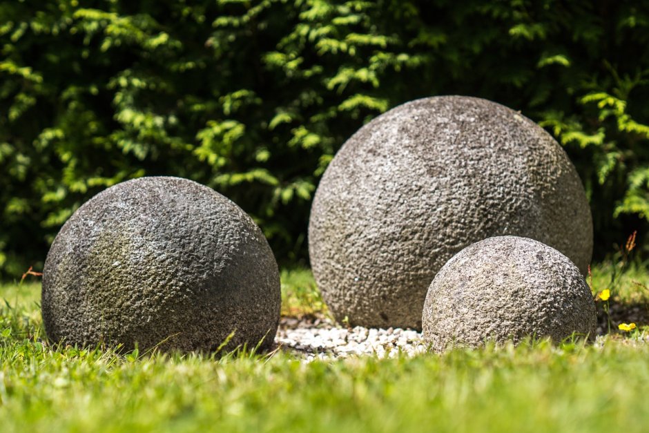 Круглые камни в ландшафте