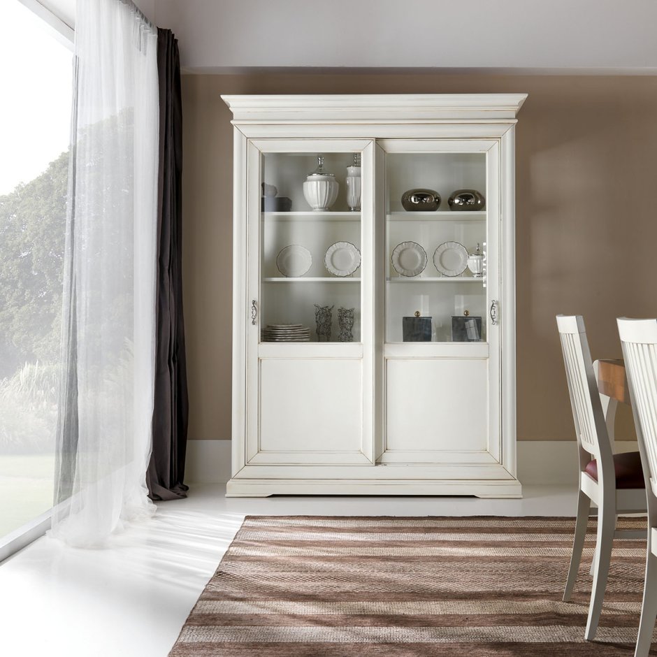 Сервант с раздвижными дверями