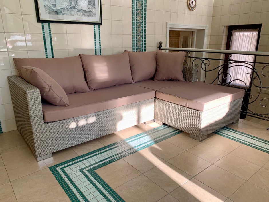 Дизайн комнаты с диваном бирюзового цвета