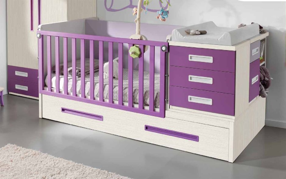 Дизайн спальни с детской кроваткой и пеленальным столиком