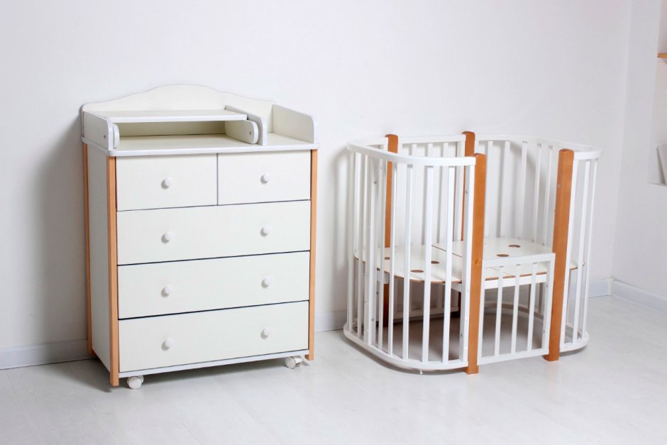 Кроватка для мальчика новорожденного с пеленальным столиком