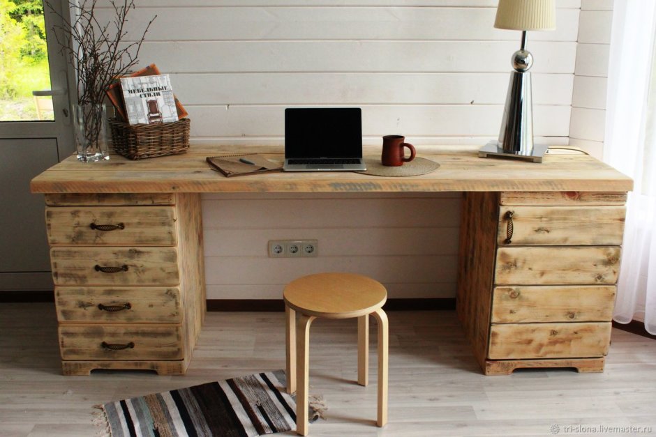 Письменный стол из дерева