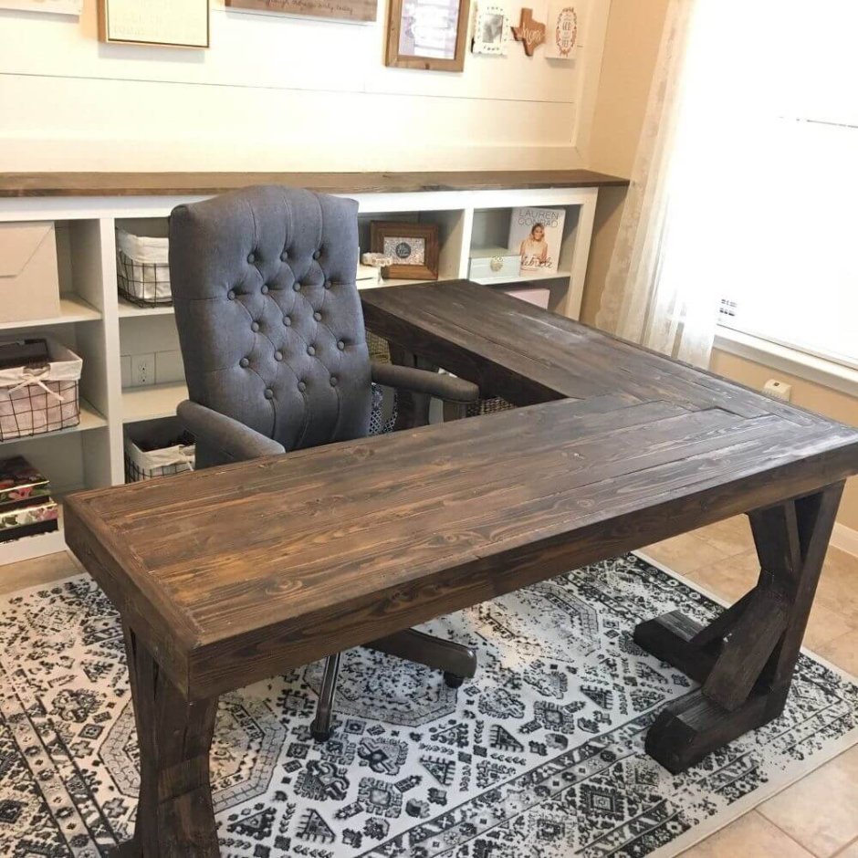 Угловой деревянный стол