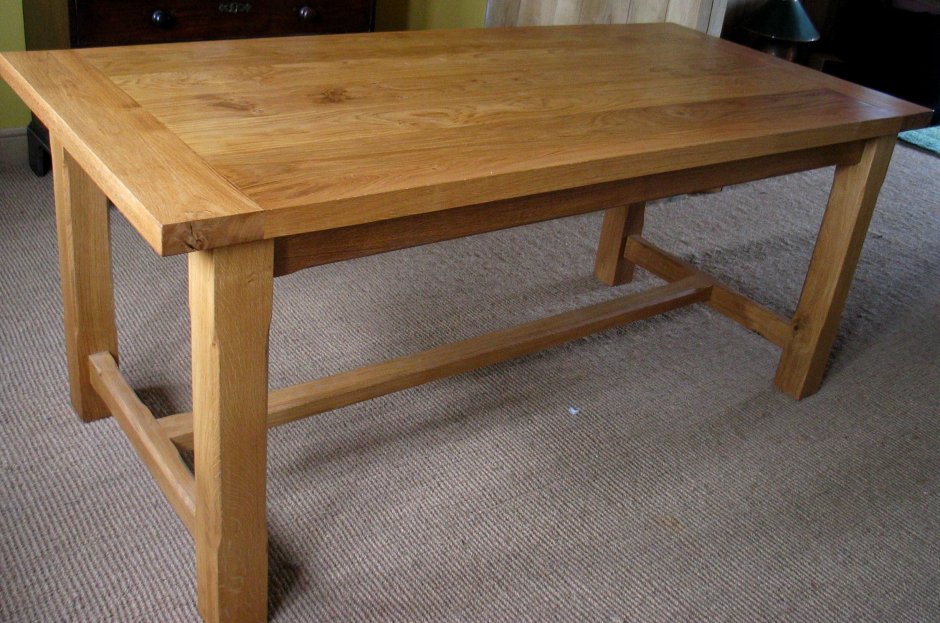 Обычный деревянный стол
