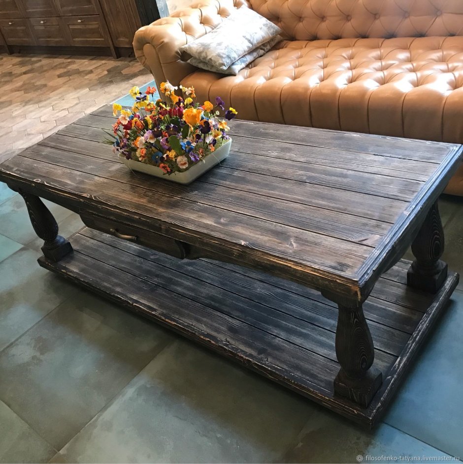Журнальный столик деревянный полированный