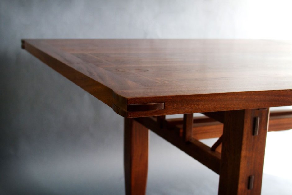 Раскладной столик из дерева