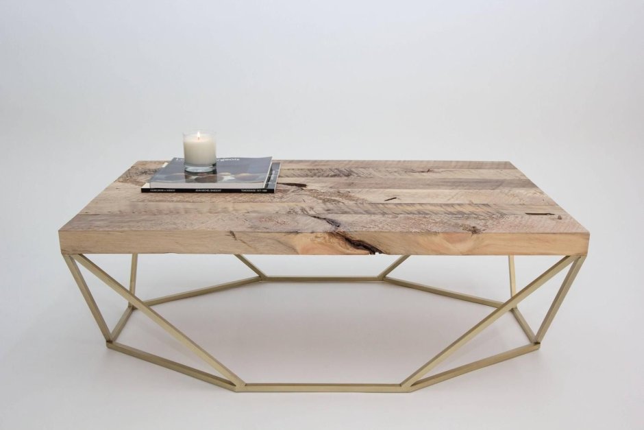 Крепкий деревянный стол