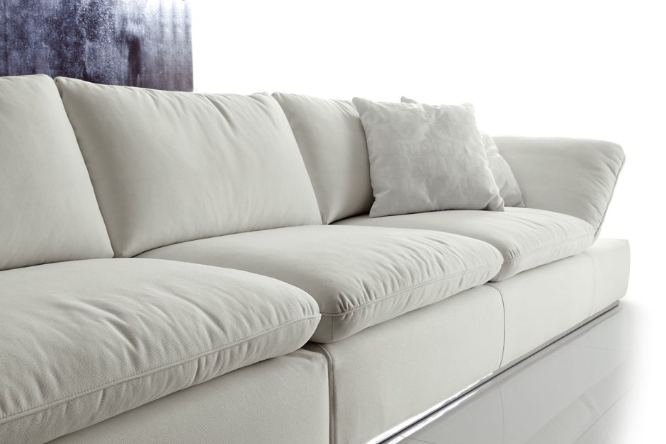 Угловой диван с мягкими подушками
