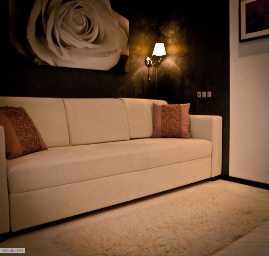 Красивая комната с диваном