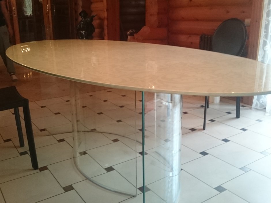 Кухонный стол из стекла и металла
