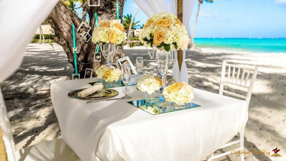 Свадебные столы у моря