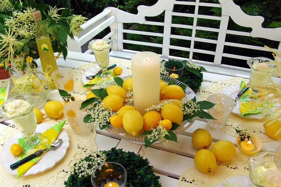 Декор стола с лимонами