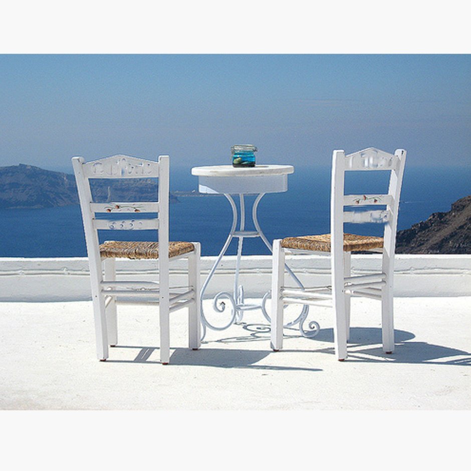 Стол в греческом стиле