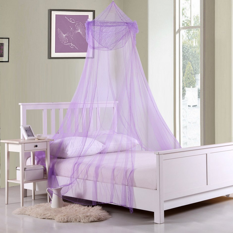 Фиолетовая кровать с балдахином