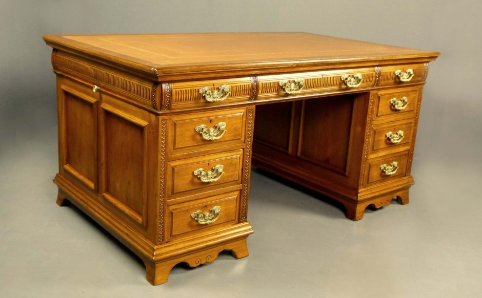 Старый мебельный стол