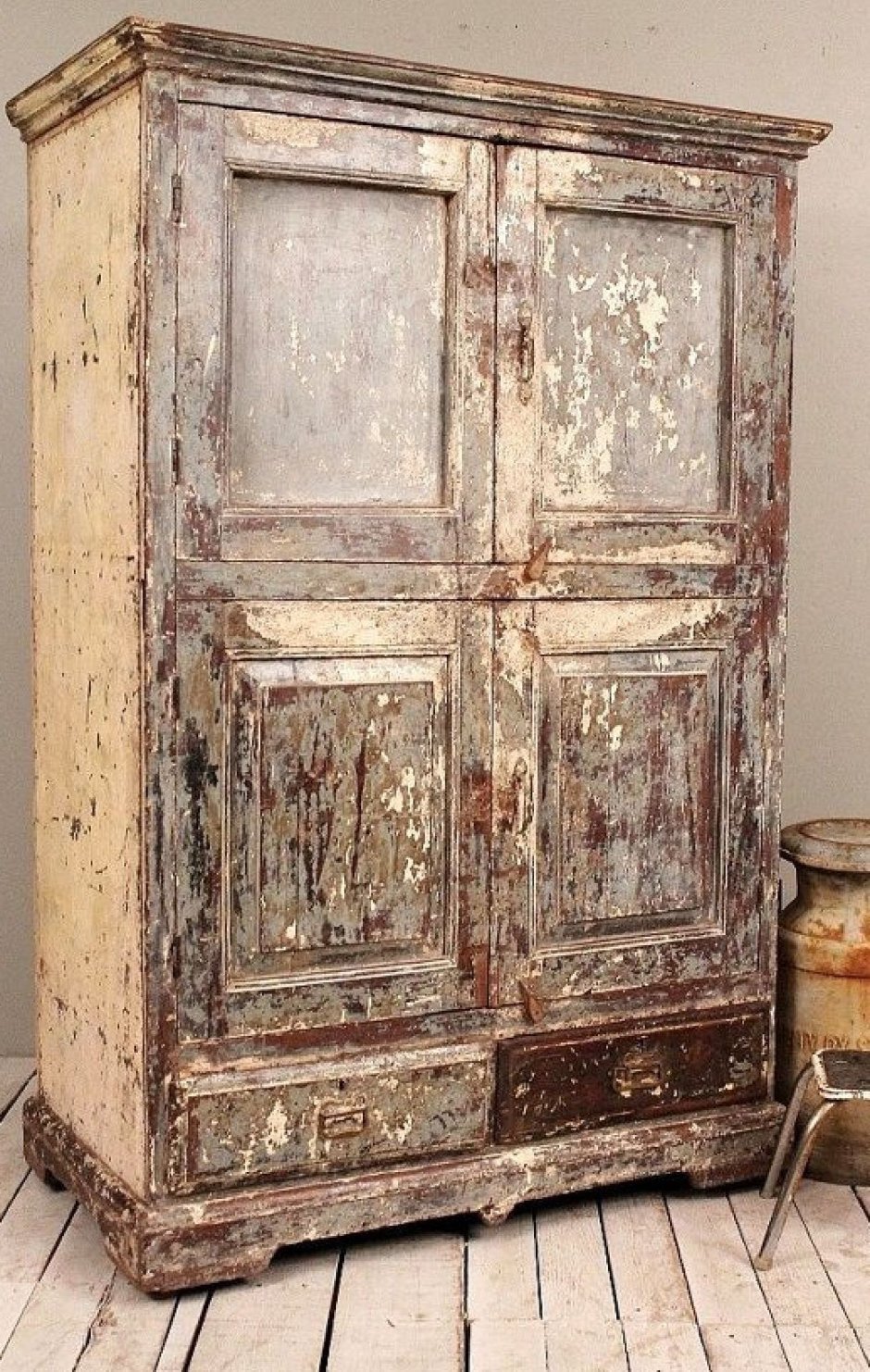 Старый шифоньер