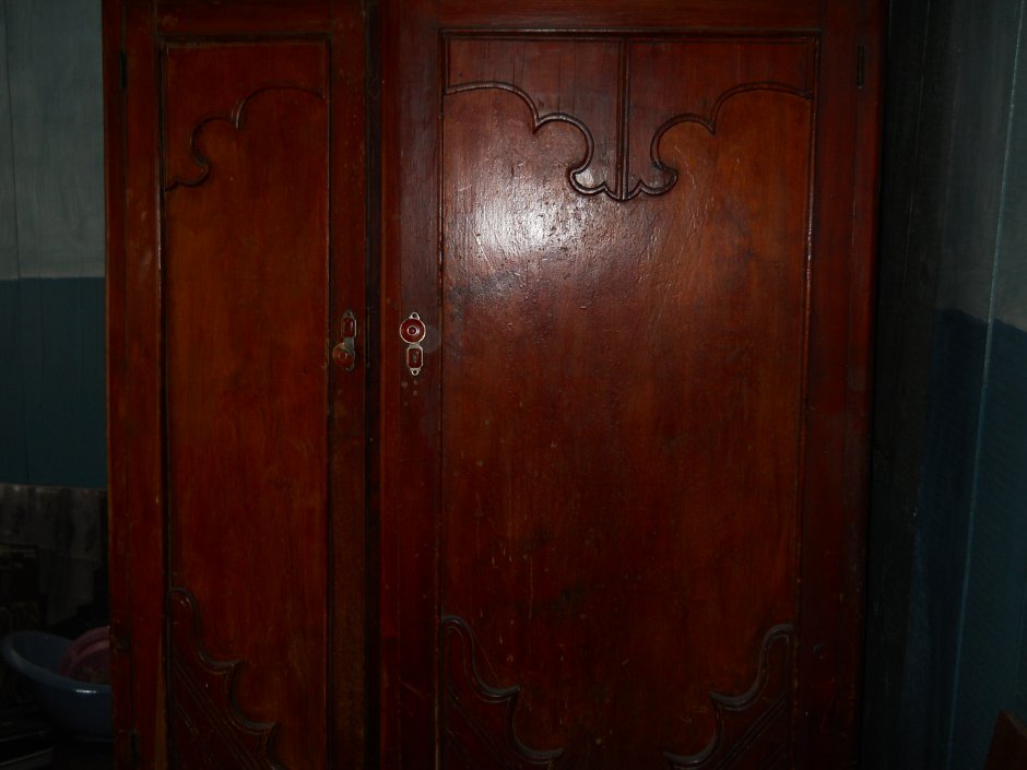 Старый шифоньер