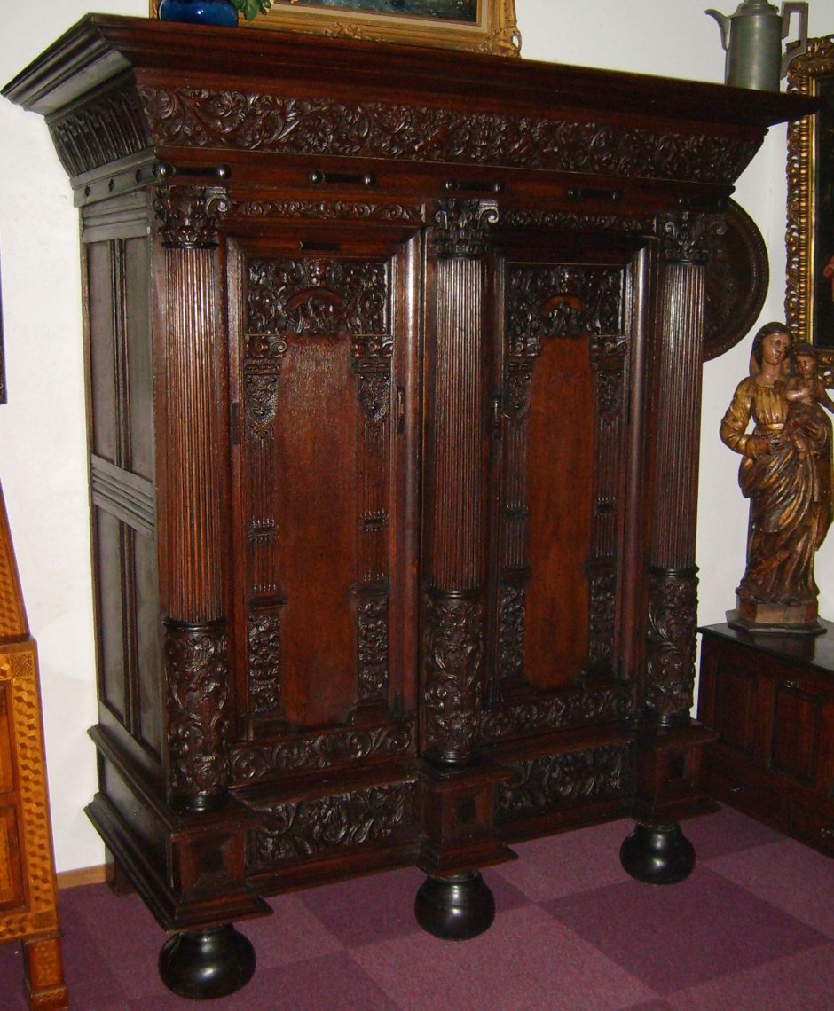 Антикварный шифоньер