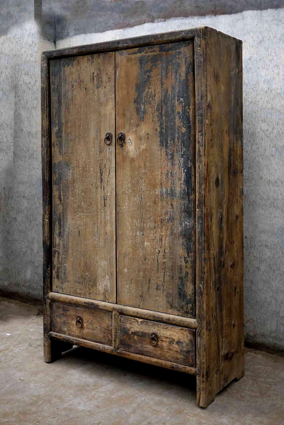 Старинный шкаф в интерьере