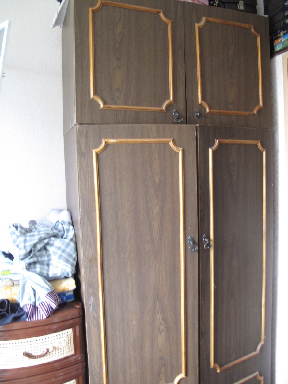 Красивый старинный шкаф