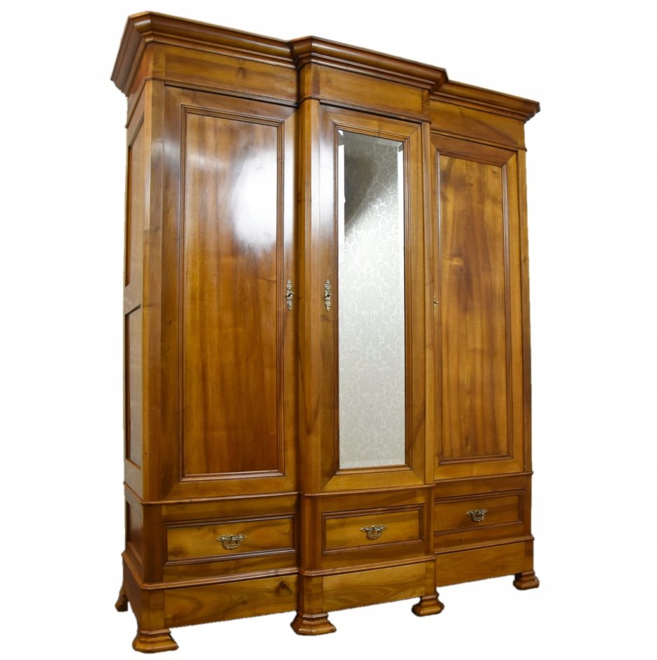 Старинный шкаф