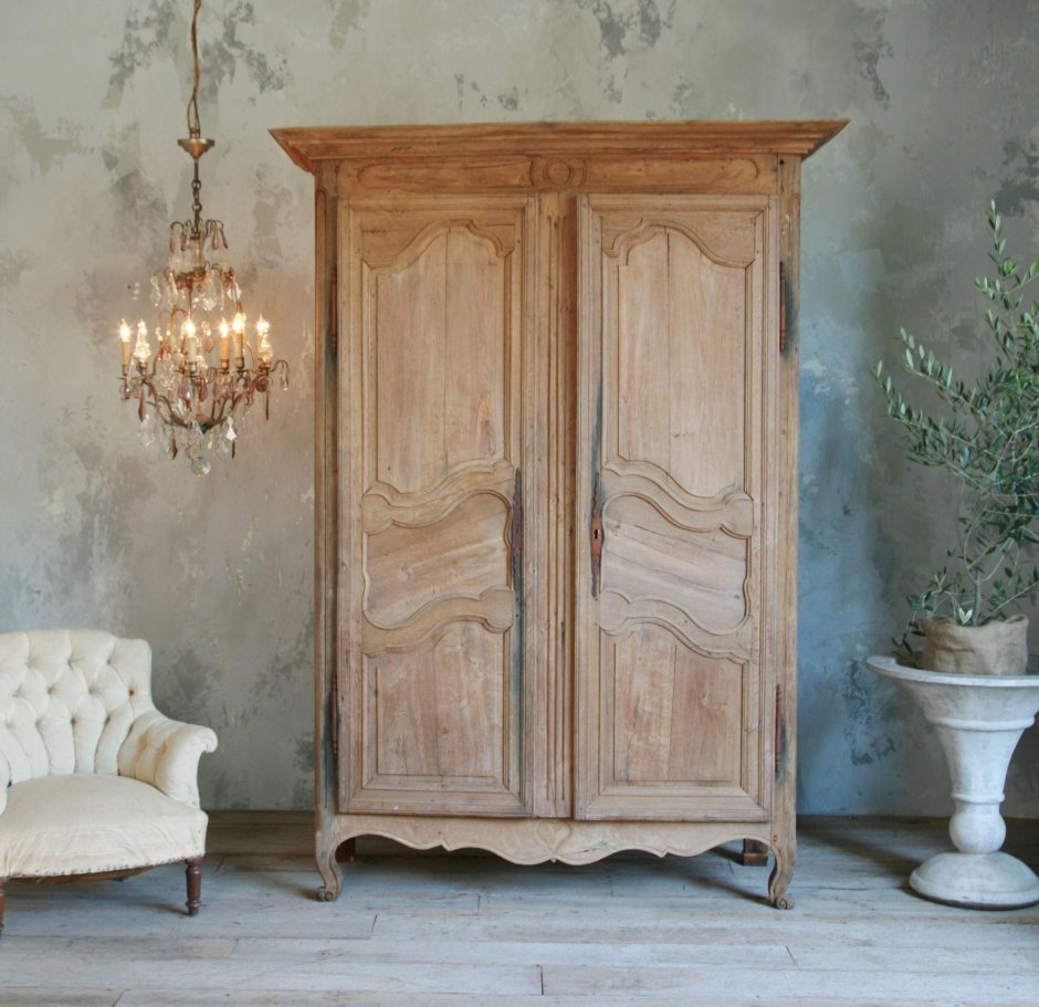 Старый шифоньер