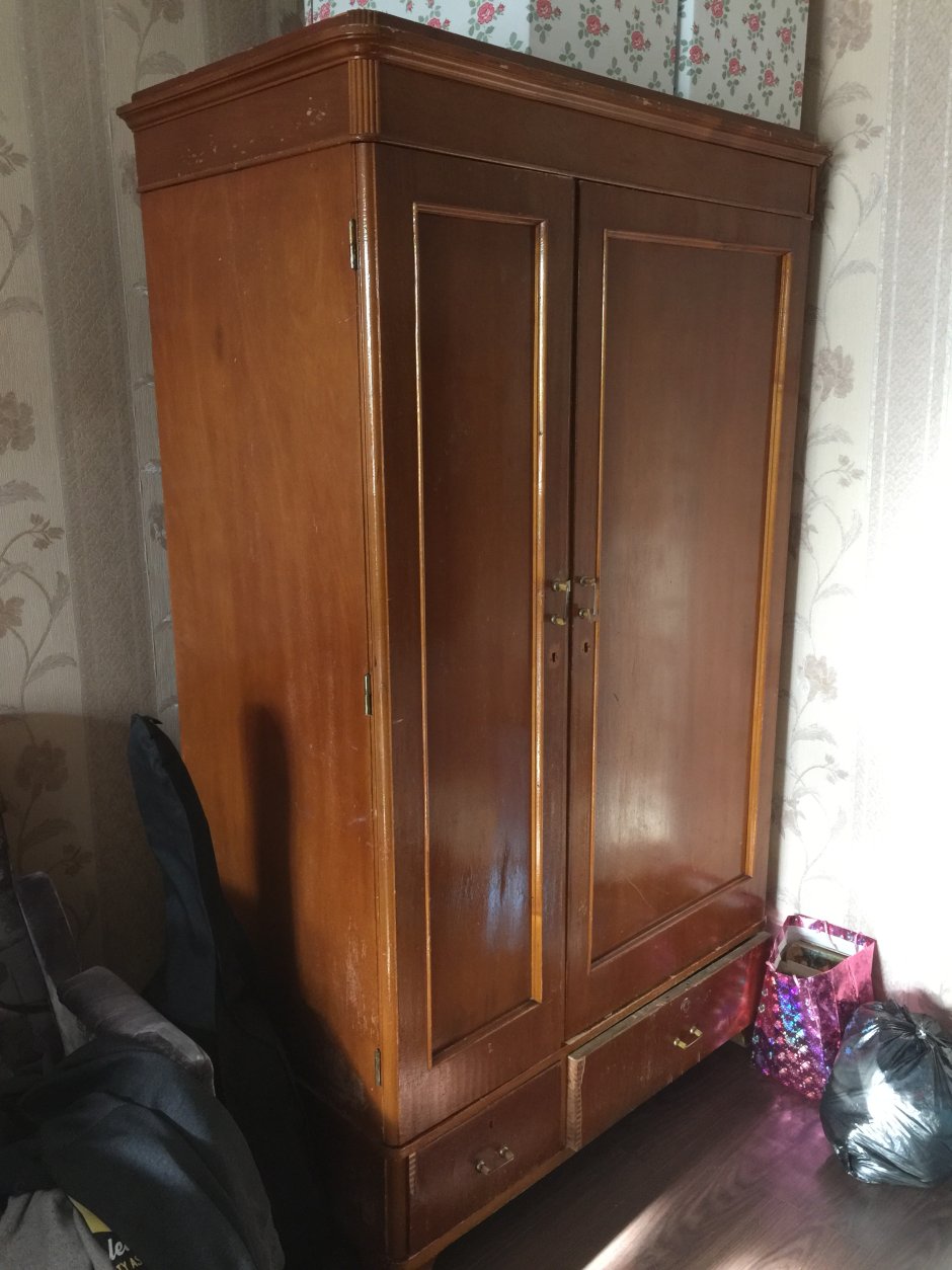 Открытый старинный шкаф