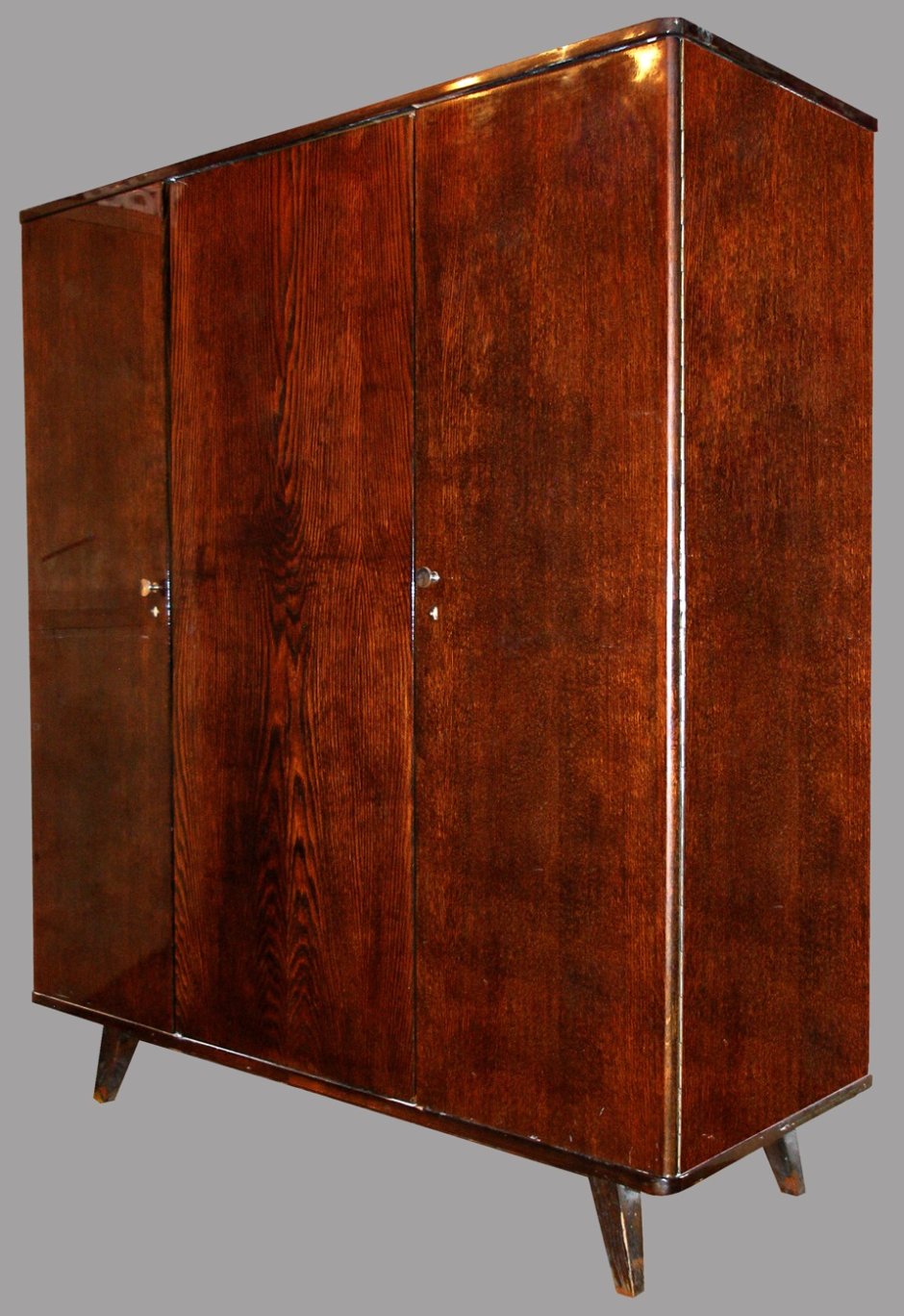 Старый шкаф