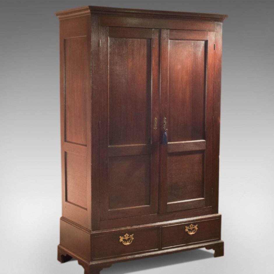 Старинный шкаф в комнате